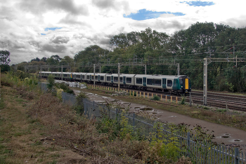 350244 & 350105, LN 11.49 London Euston-Birmingham New Street (9G08, 4L), site of Roade station from former Pianoforte site 
 A pair of Desiros composed of 350244 and 350105 pass Roade working the 11.49 Euston to Birmingham New Street. The image is taken in tricky lighting from a new spot that has been created by the construction of a vast new housing estate in Roade. The Network Rail land in the middle distance was once occupied by sidings that were used by the Pianoforte/Simplex factory site where I am standing. 
 Keywords: 350244 350105 11.49 London Euston-Birmingham New Street 9G08 site of Roade station from former Pianoforte site