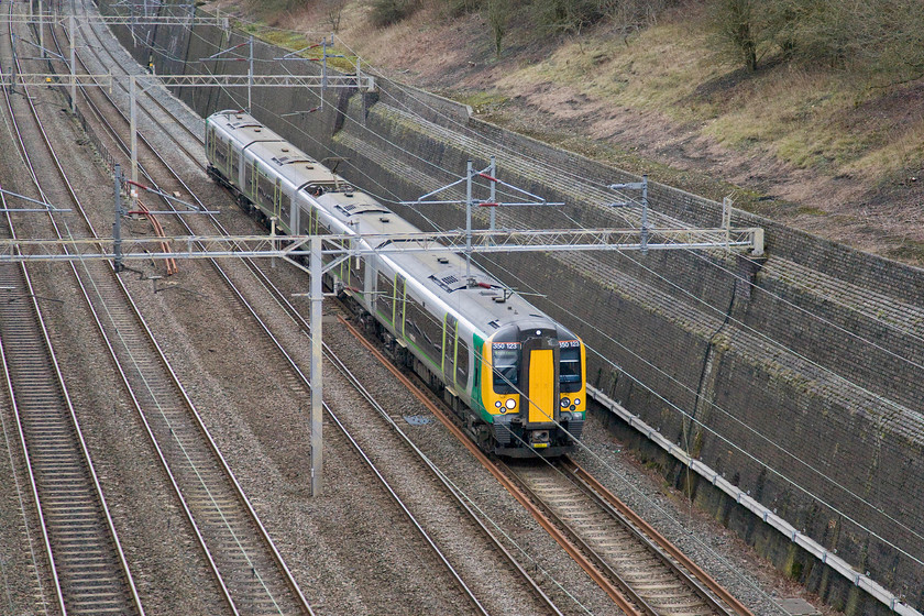 350123, LM 13.14 Birmingham New Street-London Euston (1Y46), Roade cutting 
 London Midland's 350123 works the 1Y46 13.14 Birmingham to Euston train through Roade cutting. Normally, this service would be a two-car service but on a Saturday afternoon, just one is deemed sufficient. 
 Keywords: 350123 London Midland 13.14 Birmingham New Street-London Euston 1Y46 Roade cutting