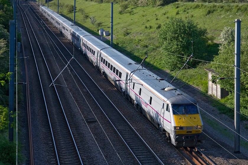 82203, GR 14.30 Edinburgh Waverley-London King's Cross (1E19), New England bridgeTL219796 
 The 14.30 Edinburgh Waverley to King's Cross service is about to pass under the oddly named New England bridge just near the village of Wennington (that is Wennington Cambridgeshire rather than Wennington Lancashire that I have visited a number of times, see..... https://www.ontheupfast.com/p/21936chg/26751472204/x4472-outward-leg-north-yorkshireman The East Coast service is being led by DVT 82203 with an unidentified Class 91 doing all the work at the rear, 
 Keywords: 82203 14.30 Edinburgh Waverley-London King's Cross 1E19 New England bridgeWood Wennington TL219796 East Coast DVT