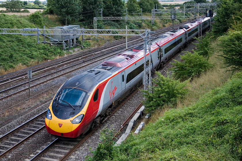 Class 390, VT 12.37 London Euston-Manchester Piccadilly, Victoria bridge 
 Another unidentified Virgin Class 390 Pendolino passes Victoria bridge in Northamptonshire just south of Roade. It is working the 12.37 Euston to Manchester lunchtime service. 
 Keywords: Class 390 12.37 London Euston-Manchester Piccadilly, Victoria bridge Virgin West Coast Pendolino