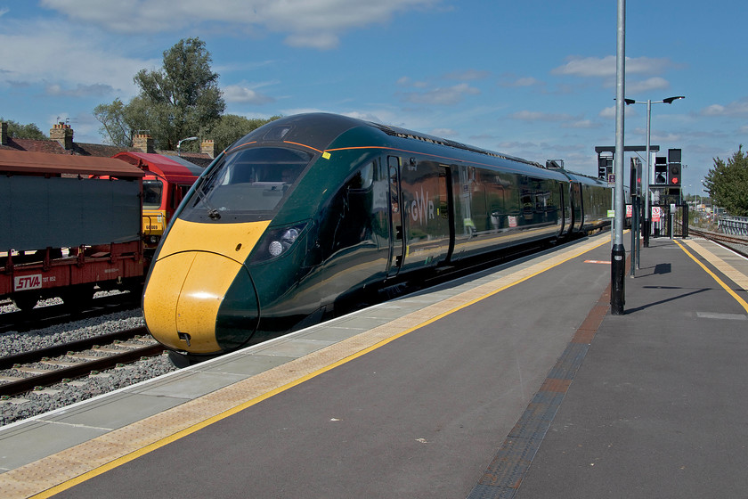 66009, 10.34 Southampton Eastern Docks-Halewood & 800001, GW 11.57 Worcester Foregate Street-London Paddington (1P29, 1E), Oxford station 
 As soon as 800001 has come to a halt at Oxford station working the 1P29 11.57 Worcester Foregate Street to Paddington, 66009 will get underway with the 10.34 Southampton Eastern Docks to Halewood empty cartics working. 
 Keywords: 66009 10.34 Southampton Eastern Docks-Halewood 800001 11.57 Worcester Foregate Street-London Paddington 1P29 Oxford station