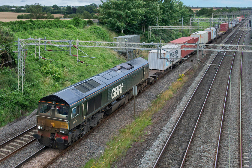 66779, 10.36 Felixstowe North-Hams Hall (4M23, 155L), Victoria bridge 
 The front end of 66779 'Evening Star' looks as if it's been involved in hauling a RHTT service rather than the 4M23 10.36 Felixstowe to Hams Hall Freightliner! Quite what has gone on to cover the front end in all the filth in evidence is a mystery, even more so as the rear cab was perfectly clean! The appearance makes quite a contrast with when I saw it just over a month ago at Roade, see..... https://www.ontheupfast.com/p/21936chg/29114770204/x66779-12-05-london-gateway-hams 
 Keywords: 66779 10.36 Felixstowe North-Hams Hall 4M23 Victoria bridge Evening Star GBRf