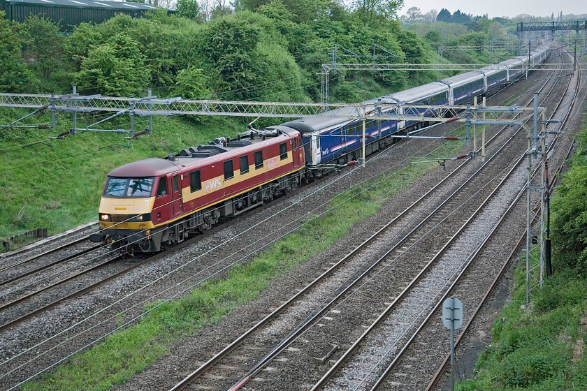 90039, SR 19.50 Fort William, 20.44 Inverness & 21.43 Aberdeen-London Euston (1M16), Victoria bridge 
 The up Highland Sleeper usually passes Roade at about 06.50, today it is a little late passing at just before 07.00 - not bad considering the distance it travels and that it is composed of three separate trains that all have to come together in Edinburgh in the dead of night! EWS branded 90039 leads the 1M16 (19.50 ex Fort William, 20.44 ex Inverness and 21.43 ex Aberdeen) sleeper. 
 Keywords: 90039 19.50 Fort William 20.44 Inverness 21.43 Aberdeen-London Euston 1M16 Victoria bridge ScotRail sleeper