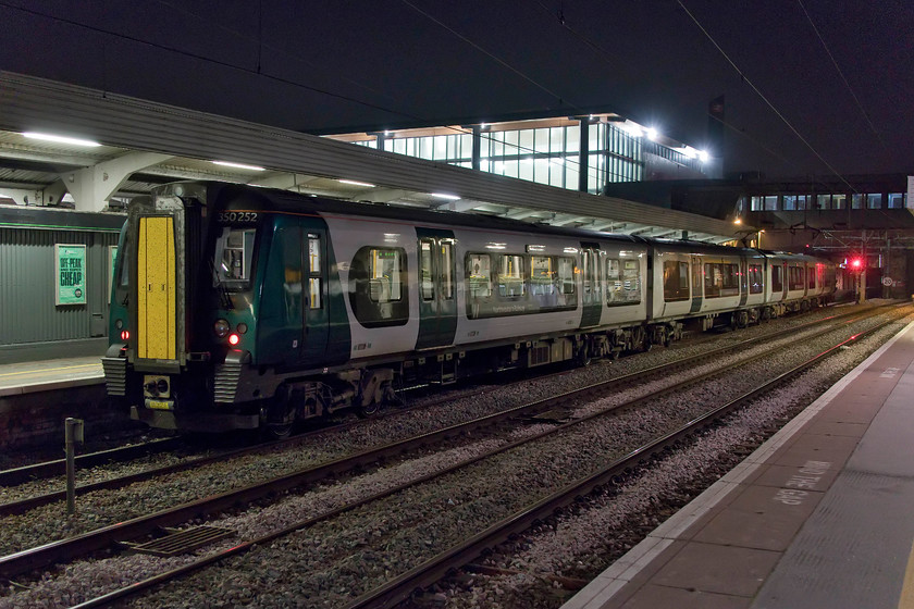 350252, LN 19.54 Birmingham New Street-London Euston (2Y54, 4L), Northampton station 
 350252 waits at Northampton station to be joined by another unit on its way down from Birmingham New Street. The complete train will then work forward as the 21.02 to Euston. A very reasonable picture taken at 1/20 second, hand-held and at 3200 ISO. There was a little digital noise but this was easily taken care of using Neat Image. 
 Keywords: 350252 19.54 Birmingham New Street-London Euston 2Y54 Northampton station