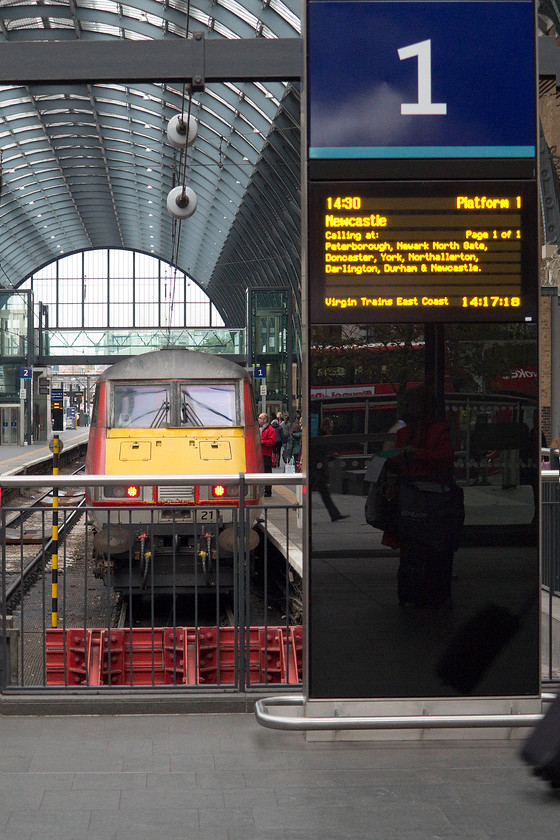 82211, GR 14.30 London King`s Cross-Newcastle (1N21), London King`s Cross station 
 DVT 82211 should be leaving King's Cross at the rear of the 14.30 to Newcastle in seven minutes' time if all goes to plan. Notice in the reflection of the information screen the two London busses out on Euston Road and the almost ghostly refection of the lone passenger standing with her bags. 
 Keywords: 82211 14.30 London King`s Cross-Newcastle 1N21 London King`s Cross station