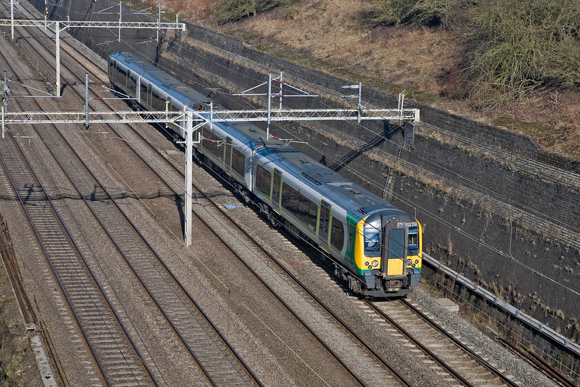 350250, LM 11.08 Northampton-London Euston, Roade cutting 
 After dense fog just an hour or so earlier the sun has burnt through revealing some sparkling winter sunshine. London Midland's 350250 heads south through Roade cutting taken from the curiously named Muddy bridge working the 11.08 Northampton to Euston service. 
 Keywords: 350250 11.08 Northampton-London Euston Roade cutting London Midland Desiro