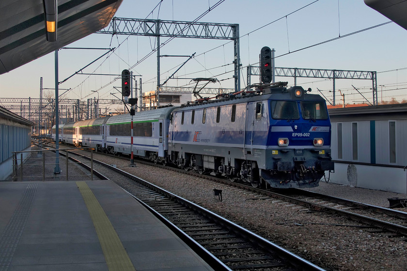 EP09-002, 13.21 Wroclaw Glwny-Lublin Glwny (IC6202), Krakw Glwny station 
 Built by the Polish manufacturer Pafawag (now part of Bombardier Transportation Polska) in the late 1980s the Bo-Bo class EP09 number some forty-seven examples. EP09-002 arrives at Krakw Glwny leading the 13.21 Wroclaw Glwny to Lublin Glwny. 
 Keywords: EP09-002 13.21 Wroclaw Glwny-Lublin Glwny IC6202 Krakw Glwny station