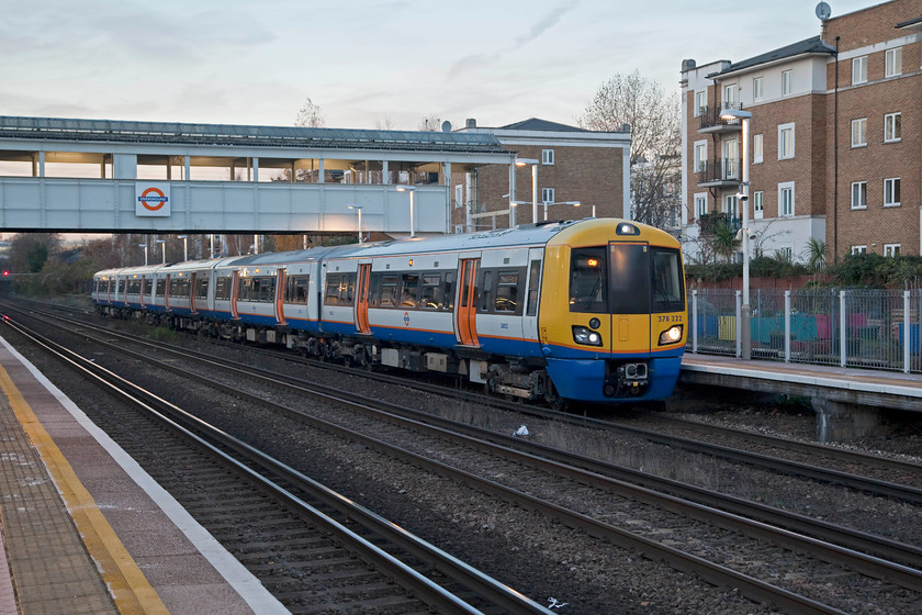 378222, LO 15.05 Stratford-Clapham Junction (2Y57), Kensington Olympia station 
 In the gathering dusk at Kensington Olympia station, 378222 arrives with the 15.05 Stratford to Clapham Junction. 
 Keywords: 378222 15.05 Stratford-Clapham Junction 2Y57 Kensington Olympia station