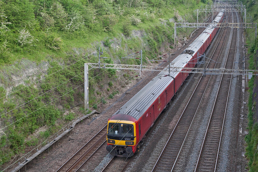 325012, 325001 & 325002, 16.21 Willesden PRDC-Sheildmuir (1S96, 16L), Roade cutting 
 The daily 1S96 Royal Mail train passes through Roade cutting. Today's 16.21 Willesden Park Royal depot to Sheildmuir (in the southern suburbs of Glasgow) is being worked by 325012, 325001 and 325002. 
 Keywords: 325012 325001 325002 16.21 Willesden PRDC-Sheildmuir 1S96 Roade cutting Royal Mail