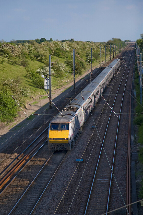 91119, GR 17.35 London King's Cross-Leeds (1D24), New England bridge TL219796 
 91119 hares down the 1:200 dropping gradient from Abbots Ripton just north of Huntingdon with the 17.35 King's Cross to Leeds 1D24 service. It's a good job that the train was not on this down slow line as it would have been fully shaded from the evening sun! 
 Keywords: 91119 17.35 London King's Cross-Leeds 1D24 New England bridge Wood Wennington TL219796