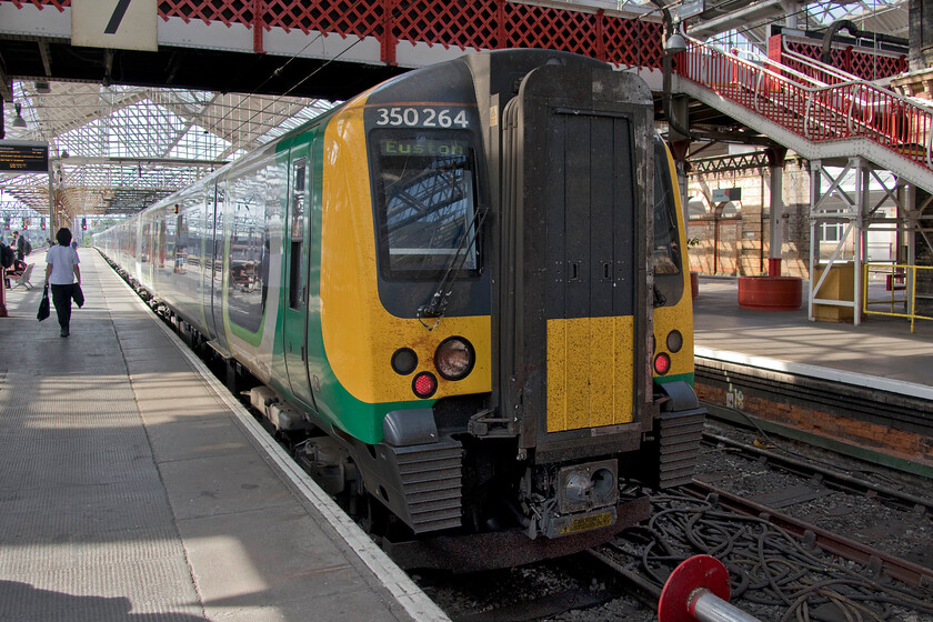 350264, LN 06.28 London Euston-Crewe (1U23, RT), Crewe station 
 After arrival at Crewe's platform seven I have turned the camera round to view the terminated 06.28 Euston to Crewe 1U23 service. Andy and I had travelled on this service from Rugby on this train that looks as though it had an unfortunate coming together with some sort of bird! 
 Keywords: 350264 06.28 London Euston-Crewe 1U23 Crewe station London NorthWestern Desiro