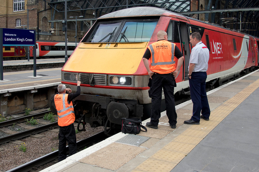 Fitters attend, 91120, GR 13.30 London King`s Cross-Edinburgh (1S49, 5L), London King`s Cross station 
 Prior to the 13.30 departure to Edinburgh leaving King's Cross the driver called for the fitters to attend to deal with a problem at the front of the locomotive. A piece of rag had got itself completely entwined in the grill. It was a relatively small job to remove the grill and take the offending material away. The fitters discuss matters with the driver a short time before it left for the Scottish capital where it arrived just five minutes late. 
 Keywords: 91120, GR 13.30 London King`s Cross-Edinburgh 1S49 London King`s Cross station