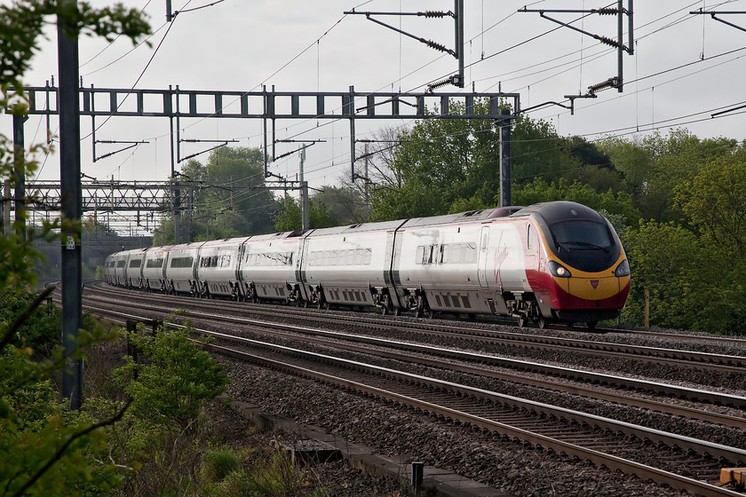 390114, VT 07.23 London Euston-Birmingham New Street (9G05, 1L), Ashton Road Bridge 
 390114 'City of Manchester' forms the 07.23 London Euston to Birmingham New Street. These class 390 Pendolinos are now, amazingly, over 15 years' into their service on the WCML. Like most new trains, not liked when they were introduced but you have to admire the job that they have done so far. 
 Keywords: 390114 9G05 Ashton Road Bridge