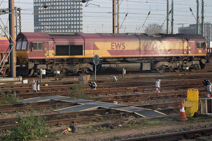 66122, stabled, Wembley Yard 
 66122 sits stabled in Wembley Yard. It was there for some time as it had not moved when we returned next day! 
 Keywords: 66122 stabled Wembley Yard