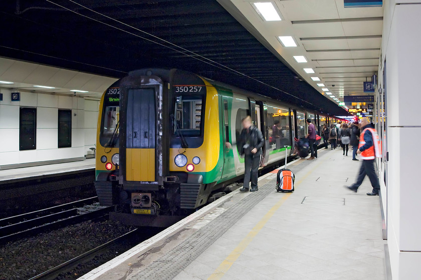 350257 & 350119, LM 12.14 Birmingham New Street-London Euston (2Y22), Birmingham New Street station 
 350257 and 350119 will very soon leave Birmingham New Street working the 12.14 to London Euston. My wife, son and I took this train back to Northampton. 
 Keywords: 350257 350119 12.14 Birmingham New Street-London Euston 2Y22 Birmingham New Street station