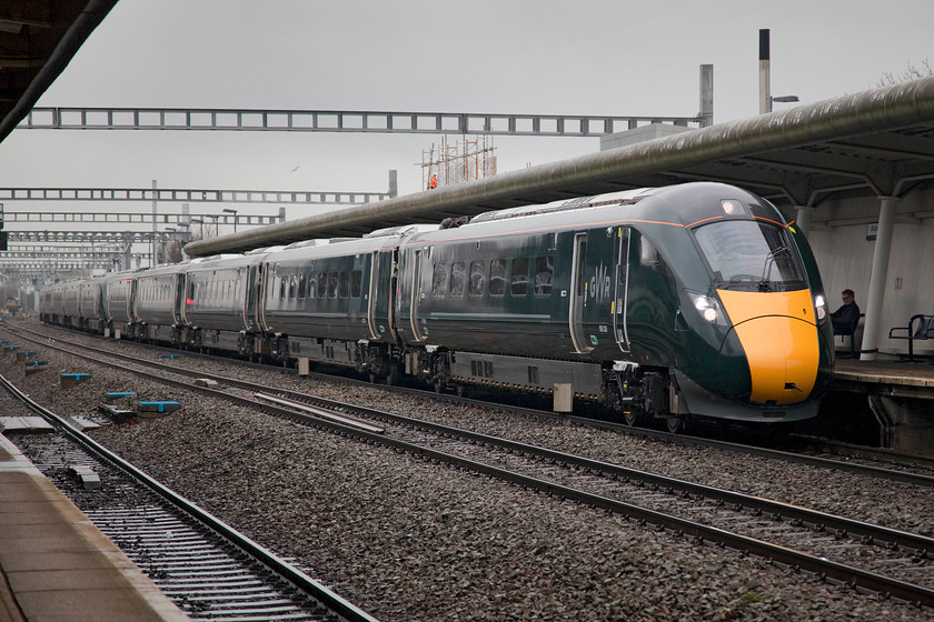 800028 & 800005, GW 14.00 London Paddington-Bristol (1C17, 1E), Swindon station 
 Another 10-car IET composed of 800028 and 800005 arrives into Swindon, this set forming the 1C17 14.00 Paddington to Bristol Temple Meads. The stanchions are pretty substantial here as the form a pretty hefty span! 
 Keywords: 800028 800005 1C17 Swindon station