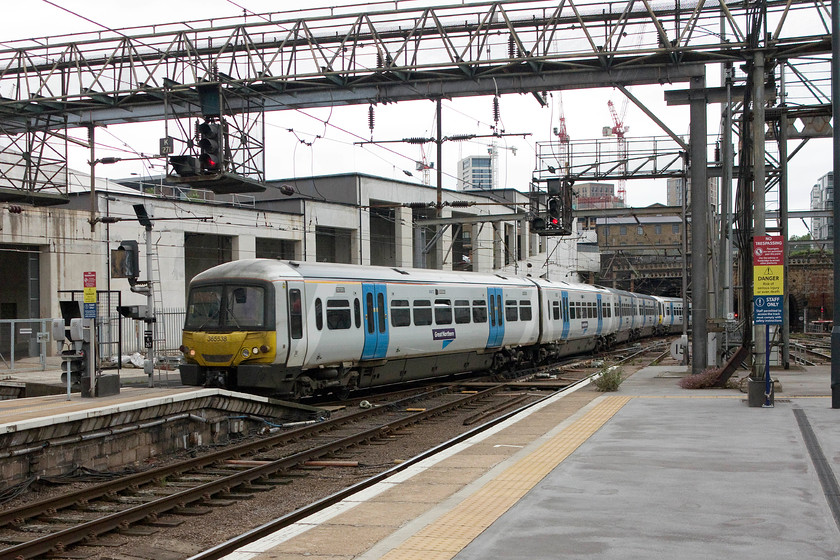 365538, GE 15.30 Cambridge-London Kings Cross (1C67), London Kings Cross station 
 The rather clumsy and complicated end of King's Cross looking across to where the old stabling and fuelling point was located sees 365538 arriving with the 15.30 from Cambridge. Hard to believe now that where the white buildings are now located once saw Deltics, 47s, 40s and 31 stabled. 
 Keywords: 365538 15.30 Cambridge-London Kings Cross 1C67 London Kings Cross station