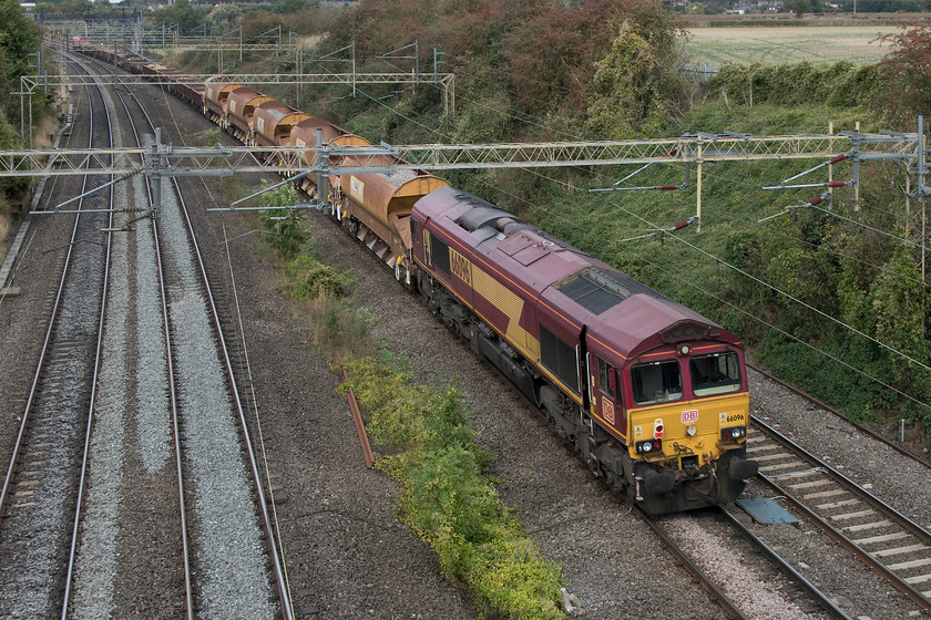 66096, 10.41 Willesden West London Junction-Bescot Down Side (6R01), Victoria Bridge 
 66096 brings up the rear of the 10.41 Willesden to Bescot engineers' train. Up at the front was 66034. This was a pretty dull day but a significant none-the-less as it was the autumn equinox marking the official end of summer as the sun appears to pass over the celestial equator. Whatever it means, I want the coming months to be over as soon as possible and for spring 2019 to arrive! 
 Keywords: 66096 10.41 Willesden West London Junction-Bescot Down Side 6R01 Victoria Bridge