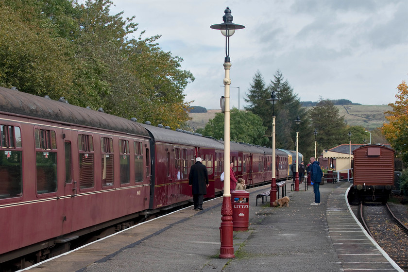 33035, 12.15 Heywood-Rawtenstall, Rawtenstall station 
 Having reached the end of the line, 33035 has come to a halt at Rawtenstall with the 12.15 from Heywood. My wife and I had travelled on this train from Ramsbottom. This is the northern limit of the ELR and with no prospect of any extension through the town, this will be as far as it goes. However, the Association of Train Operating Companies (ATOC) has identified that the ELR should consider operating commuter services to the link with the national network beyond its current southern limit of the line at Heywood. 
 Keywords: 33035 12.15 Heywood-Rawtenstall Rawtenstall station