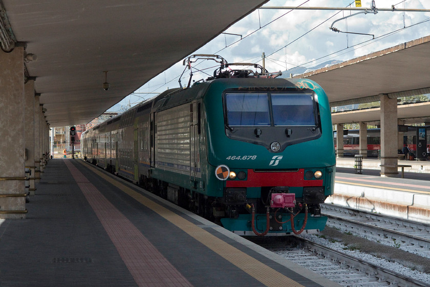 464.678, unidentified working, Florence SMN station 
 464.678 brings an unidentified working into Florence SMN station. I always try to identify workings when abroad and usually do a fair job of it but in Florence I had some problems as arrivals were not clearly identifiable. 
 Keywords: 464.678 unidentified working Florence SMN station