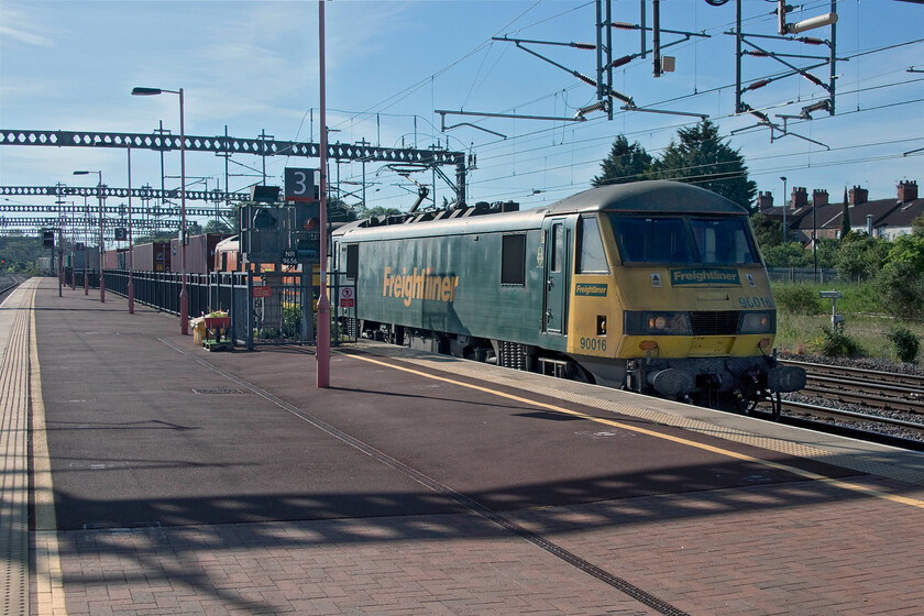 90016 & 90044, 02.50 Felixstowe North-Garston (4M45, 25E), Rugby station 
 The 02.50 Felixstowe to Garston 4M45 Freightliner caught Andy and completely by surprise at Rugby station hence the terrible composition of this photograph completely obliterationg 90044! 90016 leads the doubled headed service that was running early something that it continued to do so right through to its destination. 
 Keywords: 90016 90044 02.50 Felixstowe North-Garston 4M45 Rugby station Freightliner