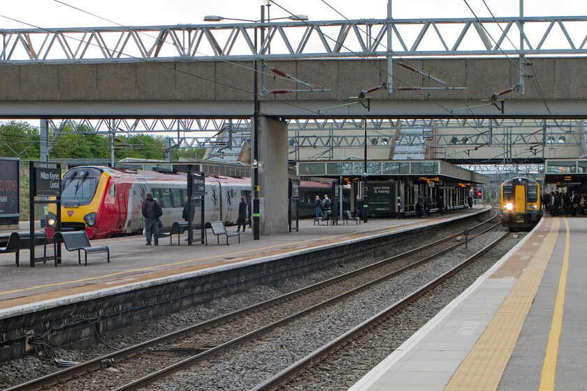 221105, VT 16.35 Chester-London Euston & 350125, LM 16.33 Birmingham New Street-London Euston, Milton Keynes Central station 
 A Friday evening scene at Milton Keynes station. To the left Virgin's 16.35 Chester to London Eustonis just arriving at the station whilst, to the right, 350125 looks as if it will be well loaded judging by the busy platform working the 16.33 Birmingham to Euston London Midland service. 
 Keywords: 221105 16.35 Chester-London Euston 350125 16.33 Birmingham New Street-London Euston Milton Keynes Central station Virgin Voyager London Midland Desiro