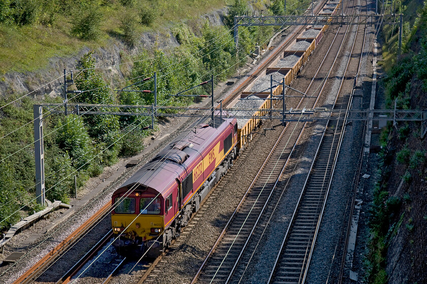 66232, 08.00 Weedon-Wembley-Bescot (6R02), Roade cutting 
 66232 leads an afternoon engineering train through Roade cutting. It is working the 08.00 Weedon to Bescot that had initially headed south earlier in the morning to Wembley Yard. It is carrying used ballast from the mainline that is being taken to Bescot for recycling and cleaning for possible reuse. 
 Keywords: 66232 08.00 Weedon-Wembley-Bescot 6R02 Roade cutting EWS