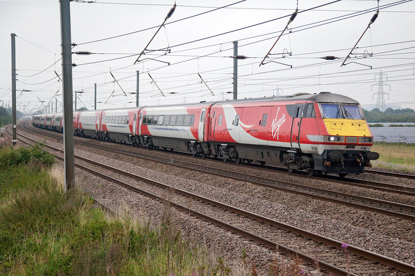 82209, GR 06.55 Edinburgh Waverley-London Kings Cross (1E04 RT), Sandy TL176510 
 DVT 82209 leads the 06.55 Edinburgh Waverley to King's Cross past New Zealand bridge north of Sandy in Bedfordshire. There have been problems with these trainsets over the years that have in a large part been caused by the DVTs and their communication systems and not the class 91s themselves. 
 Keywords: 82209 1E04 Sandy TL176510