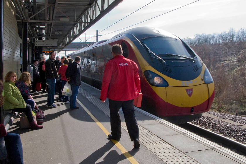 390107, 11.43 London Euston-Glasgow Central (9S65), Milton Keynes-Central station 
 Our train to Birmingham New Street comes to a halt at a busy Milton Keynes station. We took this train, the 11.43 Euston to Glasgow Central for the short hop to New Street, a journey of about forty-five minutes, somewhat quicker than taking a London Midland service from Northampton. 
 Keywords: 390107 11.43 London Euston-Glasgow Central 9S65 Milton Keynes-Central station