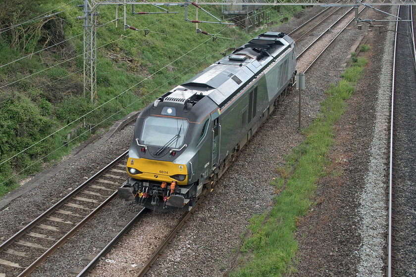 68014, 09.35 Wembley LMD-Crewe Gresty Bridge (0K69, 90E), Victoria bridge 
 68014 makes its way rapidly along the WCML approaching Roade as the 09.35 Wembley to Crewe Gresty Bridge light engine 0K69 move. I suspect that the Chiltern operated Class 68 was going to Crewe for an examination of some kind. I think that the Chiltern 'Executive' livery (for want of a better term) looks very smart even in the absence of any branding. 
 Keywords: 68014 09.35 Wembley LMD-Crewe Gresty Bridge 0K69 Victoria bridge Chiltern Railways