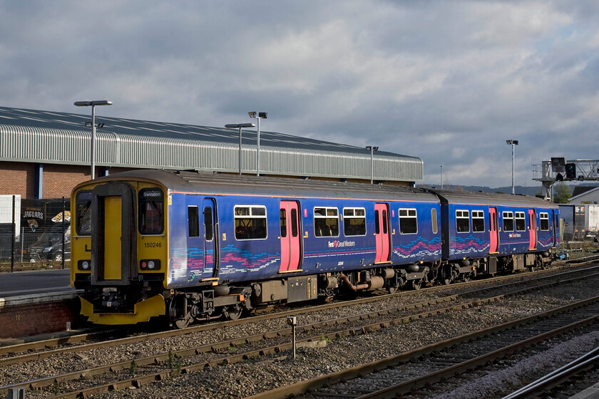 150246, GW 11.20 Cheltenham-Swindon (2B92), Gloucester station 
 150246 leaves Gloucester working FGW's 11.20 Cheltenham to Swindon service. Andy and I had travelled in on this train a little earlier. 
 Keywords: 150246, GW 11.20 Cheltenham-Swindon (2B92), Gloucester station