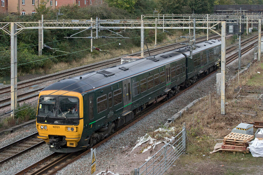 165123, 09.40 Reading Traincare Depot-Wolverton Centre Sidings (5Q70, 29E), site of Roade station 
 With the driver taking a very relaxed posture in the cab of 165123 and well he may as the train he's driving is approaching journey's end after a rather convoluted run from Reading! The Great Western Railway unit is running as 5Q70 the 09.40 Reading to Wolverton where it will receive attention in the works. 
 Keywords: 165123 09.40 Reading Traincare Depot-Wolverton Centre Sidings 5Q70 site of Roade station GWR Great Western Railway