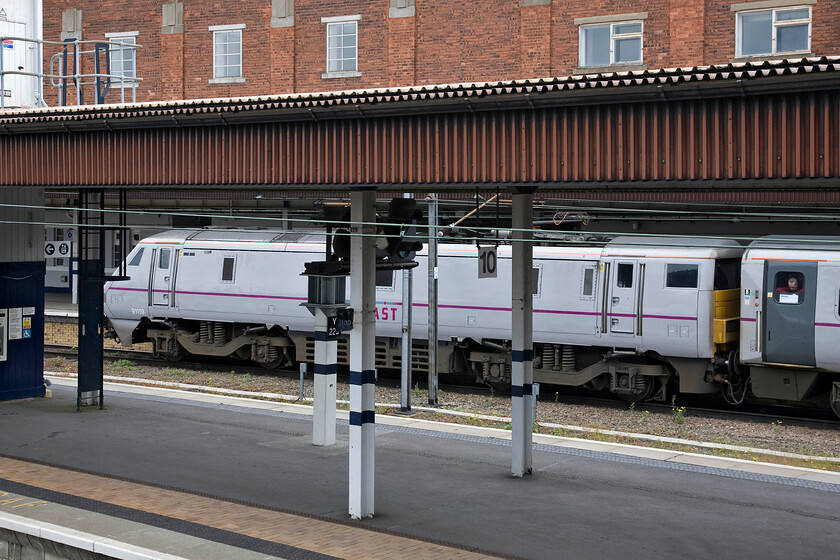 91119, GR 09.30 London King's Cross-Edinburgh Waverley (1S10), York station 
 Not a very good picture of 91119 as it stands at York station (in the cheap seat of platforms so as to speak!) leading the 09.30 King's Cross to Edinburgh. It was normally the case that Anglo-Scottish express' such as this, the 1S10, would have been signalled into the trainshed's former platform three (now five). 
 Keywords: 91119 09.30 London King's Cross-Edinburgh Waverley 1S10 York station East Coast InterCity 225