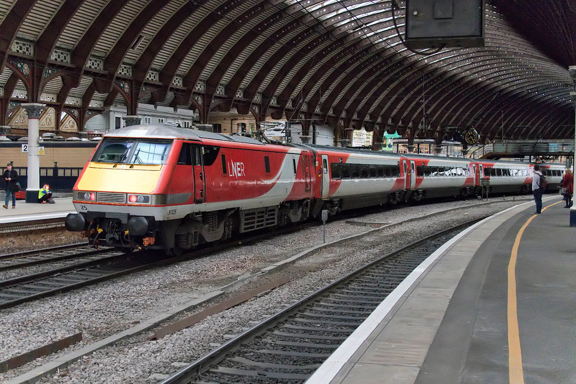 91125, GR 14.00 Edinburgh Waverely-London King`s Cross (1E18, 30L), York station 
 91125 powers the rear of the 14.00 Edinburgh to King's Cross as it arrives at York station's platform three. This train was heavily delayed due to an incident at Chester-Le-Street that caused all northbound trains to be cancelled with southbound services being heavily restricted past the site. This will be the final livery that these powerful class 91s will cary before their replacement on the ECML by the Azumas, that is unless another operator sees a use for them? 
 Keywords: 91125 14.00 Edinburgh Waverely-London King`s Cross 1E18 York station